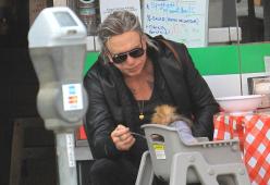 Mickey Rourke fotografato mentre imbocca il suo cane come un bambino