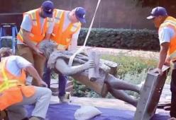 Abbattuta la statua di Colombo a Los Angeles: “Era un genocida”