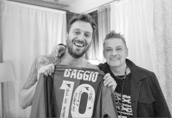 "Da quando Baggio non gioca più", il bellissimo incontro tra il campione e Cesare Cremonini nel backstage del concerto