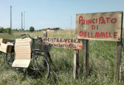 Occupa una rotonda e forma un “Principato”: multa di 21mila euro