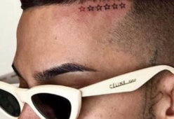 Sfera Ebbasta si tatua 6 stelle in memoria delle vittime di Corinaldo