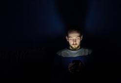 Sleep texting: sempre più ragazzi inviano messaggi di notte e non ricordano di averlo fatto 