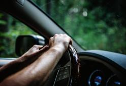 Ubriaco alla guida, si fa aiutare da un amico altrettanto ubriaco:  fermati e denunciati entrambi dalla Polizia