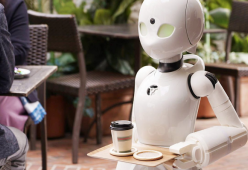 Bar di Tokyo assume persone disabili grazie a camerieri robot
