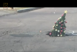 In Pennsylvania i cittadini tappano una buca nell’asfalto con un albero di Natale