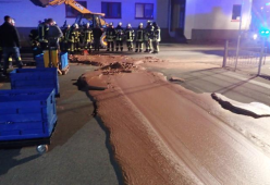 Guasto nella fabbrica, fiume di cioccolata inonda la strada