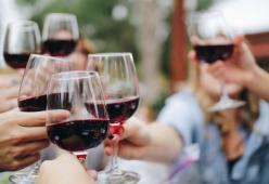 Un bicchiere di vino al giorno allontana il rischio di ricoveri: lo studio
