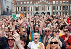 L’Irlanda legalizza l’aborto: approvata la legge in Parlamento
