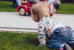 Lettera shock di una mamma all’asilo: “Mio figlio meglio pisciato che vestito di rosa”