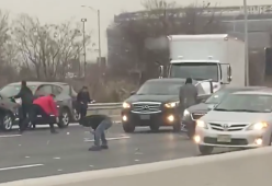 Pioggia di soldi a New York: un portavalori perde banconote e manda il traffico in tilt