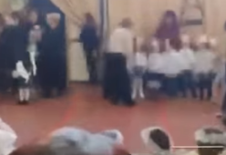 Scoppia una rissa tra mamme alla recita di Natale: bimbi in fuga dalla scuola