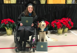 Un cane ha ricevuto una laurea ad honorem per aver aiutato la sua padrona a studiare
