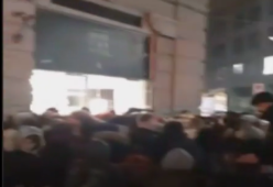 Fila di 12 ore al freddo per un paio di scarpe: è successo a Milano