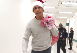 Barack Obama si traveste da Babbo Natale per far visita ai bambini in ospedale
