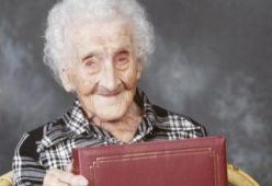 Jeanne Calment è stata la donna più longeva del mondo ma per due scienziati russi è solo un imbroglio