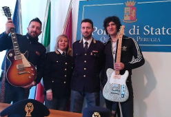 Ritrovate e riconsegnate due chitarre rubate ai Negrita