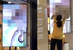 All’Ikea parte un video porno sugli schermi: shock tra i clienti