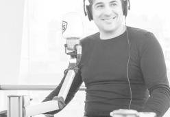 Dario Bandiera e le sue imitazioni cantano Mi Vendo