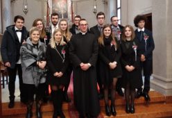 Le cosce delle donne come prosciutti: è polemica su un parroco udinese