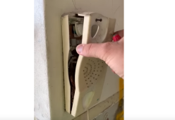 Apre il telefono fisso e quello che trova al suo interno è così disgustoso da aver fatto il giro del mondo