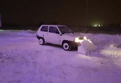 Da vecchia Panda a spazzaneve: i mezzi comunali non passano, così un giovane falegname ne crea uno speciale