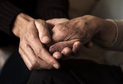 A 88 anni si innamora di un 25enne: spende 100mila euro di risparmi