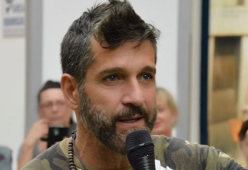 Edoardo Stoppa aggredito a coltellate a Battipaglia: ferito anche un poliziotto
