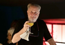 Lele Mora minacciato e rapinato in un campo rom: aveva con sé 40mila euro per acquistare champagne