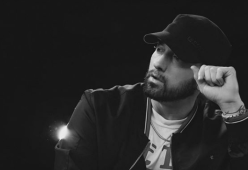 Eminem vende un paio di sneakers rare create con Michael Jordan per raccogliere fondi