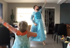 Frozen, papà e figlio si esibiscono vestiti da Elsa: il video virale