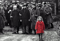 Ecco che fine ha fatto la bimba con il cappotto rosso di "Schindler's List" 