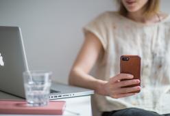 Sedicenne racconta: “Prometto foto hot ai follower per diventare famosa”