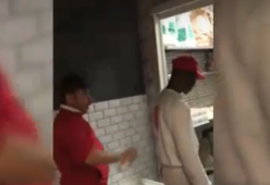 Dipendente di un ristorante spruzza deodorante sui colleghi stranieri