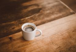 Eiacula dentro il caffè del capo per anni: arrestato 