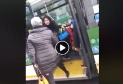 Anziana picchia e insulta una mamma sul bus a Milano: il video
