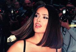 Salma Hayek senza filtri: “orgogliosa dei miei capelli bianchi!”