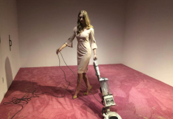 Ivanka Trump passa l’aspirapolvere: la mostra scandalo a Washington