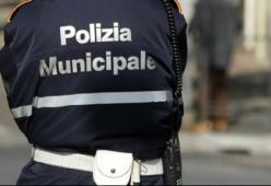 Vigili fanno sesso nell’auto di servizio durante un turno di notte (lasciando la radio accesa)