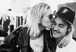Hailey Bieber: “Ho scelto il vestito da sposa ma non sarà bianco”