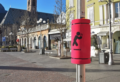 Paratesta sui pali per chi cammina con il cellulare: l'idea di Bolzano