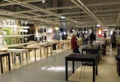 Crea un labirinto senza uscita con false frecce all'Ikea: la punizione