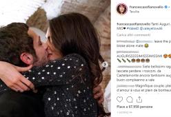 Valentino Rossi: le foto del bacio fanno il giro del web