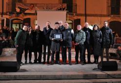 Gianluca Ginoble de "Il Volo" riceve una targa dal sindaco della sua città