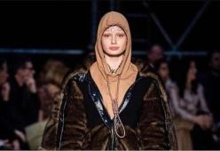 Modella con cappio al collo: la polemica travolge Burberry