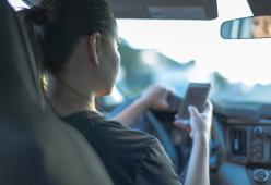 Ritiro patente immediato se usi il cellulare: la proposta alla Camera