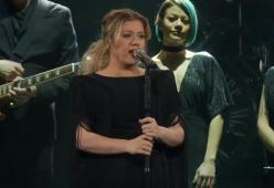 Kelly Clarkson interpreta Shallow e fa impazzire il pubblico