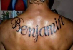 Si tatua tutta la schiena con il nome del figlio, ma il padre non è lui