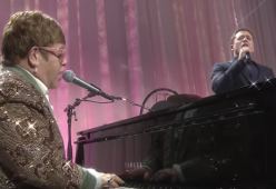 Elton John e Taron Egerton insieme sul palco per "Tiny Dancer"
