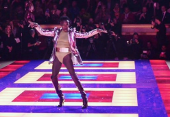 Grace Jones: a 70 anni sfila alla Paris Fashion Week e incanta tutti