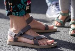 Cinque Terre, vietato indossare sandali e ciabatte: multe fino a 2500 euro